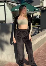 Pantalón de plush negro, de corte recto con cintura media y bolsillos delanteros y trasero.
