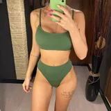 Bikini de dos piezas color verde oliva, con textura acanalada. El corpiño es de estilo bralette con tirantes finos y la bombacha es de tiro alto.