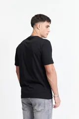 Remera celeste de manga corta con cuello redondo y estampado en el frente.