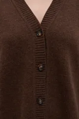 Cárdigan marrón de tejido de punto industrial con escote en V, combinación de puntos y botones en las mangas.