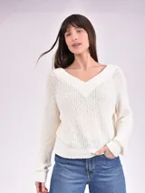 Sweater color crema de tejido de punto con escote en V.