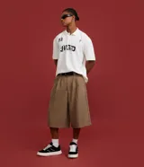 Bermuda masculina color beige, corte amplio, de viscosa y poliéster. Presenta cintura con trabillas, cierre tradicional y bolsillos laterales.