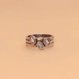 Anillo de plata 925 martillada con detalles en oro y circonias.