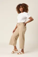 Pantalón jean corte culotte color beige, con tiro alto, bolsillos delanteros y traseros, y terminación desflecada.
