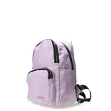 Mochila urbana de tamaño medio, color lila claro, con acabado liso y cierres negros. Presenta un compartimento principal y un bolsillo frontal con cierre. Incluye un detalle de cordón trenzado rosa y blanco colgando de uno de los tiradores de cierre.