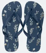 Chinelas de dedo azul marino con estampado de hojas y ramas en tonos plateados y marrones.
