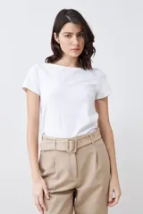 Remera blanca de manga corta con escote bote.