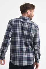 Camisa de manga larga a cuadros en tonos azul, gris y beige, confeccionada en 100% algodón.