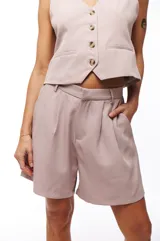 Short color rosa viejo, de tiro alto y corte holgado.