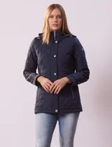 Campera capitoneada azul marino con capucha desmontable, cierre frontal con botones a presión y bolsillos laterales con cierre.