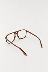 Lentes de sol aviador con montura de carey y lentes marrones.