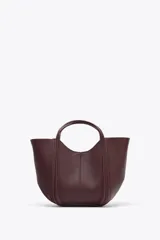 Bolso mini city color borgoña, con asa de mano y asa bandolera extraíble. Tiene detalle de pespuntes en contraste y bolsa interior extraíble con cierre de cremallera.