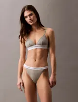 Conjunto Calvin Klein de top triangular y tanga, color gris acanalado con banda elástica blanca con logo.