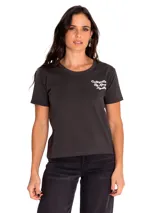 Remera de manga corta color negro, con parche del logo de Cat en la parte posterior y gráfico en relieve en el frente.