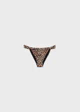 Conjunto de bikini con estampado animal print, compuesto por un corpiño triangular con tirantes halter y una braga de corte clásico.
