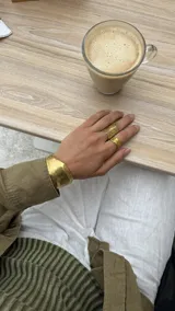 Anillo plateado con textura irregular y diseño rústico.