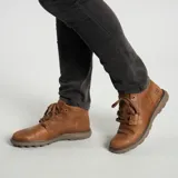 Bota de nubuck color café con ajuste de cordón, forro de malla de nylon transpirable y plantilla de espuma de EVA para mayor confort.