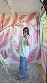 Remerón blanco de algodón con mangas cortas y tres tiras fucsias en cada hombro.