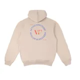 Canguro beige con capucha y bolsillo delantero tipo canguro. Estampado pequeño en el pecho con el logo de la marca en rojo y azul.