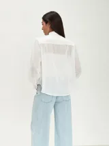 Camisa negra de mangas largas con botones.