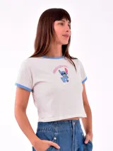 Remera blanca de corte cropped con cuello y mangas con ribete azul. Estampado frontal con diseño de Stitch.