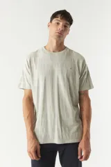 Remera color verde militar con textura a rayas horizontales, cuello redondo y logo bordado en el pecho. Corte clásico.