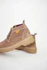 Bota acordonada de cuero color arena, hecha artesanalmente, con suela robusta.