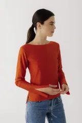 Remera verde oliva de manga larga con escote bote y corte ajustado.