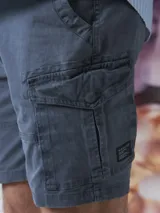 Bermuda de gabardina color marrón con múltiples bolsillos tipo cargo.
