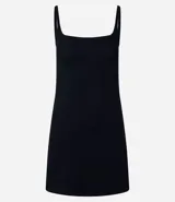 Vestido corto negro de rib con breteles finos y escote cuadrado. Corte evasé y sin estampa.