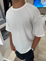 Remera blanca de waffle, corte amplio y mangas cortas.