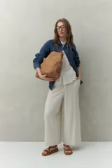 Pantalón palazzo color crema, de tiro medio con cintura elastizada en la parte posterior. Confeccionado en mezcla de lino y viscosa.