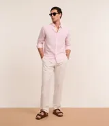 Camisa celeste de lino con cuello camisero, abotonadura frontal y mangas largas.