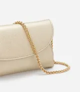 Billetera grande dorada de poliuretano con solapa y cierre de botón imantado. Incluye correa de cadena dorada para usar cruzada.