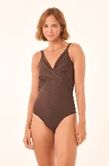 Traje de baño enterizo marrón con escote cruzado y breteles finos.