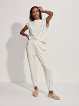 Pantalón de jogging color crema, de corte slim, con puños ajustados y cintura elástica. Confeccionado en tejido DoubleSoft®.