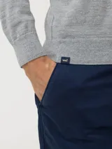 Sweater gris de lana merino con cuello camisero y abotonado frontal.