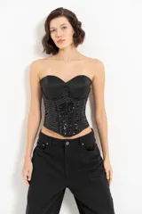 Top corset negro con escote corazón, diseño ajustado y detalles de lentejuelas.