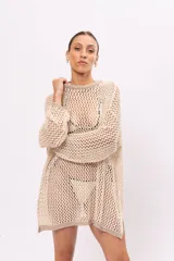 Vestido corto de hilo color beige, tejido con red calada y mangas largas.