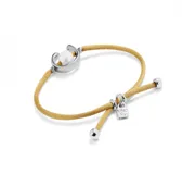Pulsera de hilo color camel con perla shell y fornitura bañada en plata de ley.