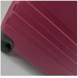 Valija rígida color burdeos con diseño funcional y ruedas para facilitar el transporte.