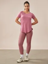 Remera deportiva color rosa con cuello redondo y mangas cortas.