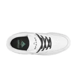 Zapatillas de skate blancas con detalles en negro y dorado, diseño moderno y cómodo.
