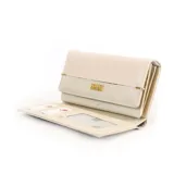Billetera larga color beige con broche a presión. Interior tipo abanico con tres reparticiones, visor, tarjeteros, bolsillos internos y bolsillo con cierre.