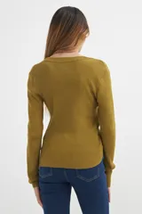 Sweater verde oliva de tejido de punto acanalado, con cuello redondo y mangas largas.