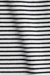 Top corto de punto acanalado a rayas horizontales blancas y negras, con escote bote y mangas cortas.