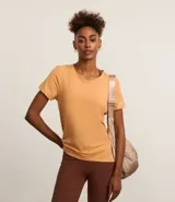 Remera deportiva color naranja, texturizada, con cuello redondo, mangas cortas, pliegue en la espalda y detalle reflectante.