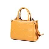 Cartera pequeña color camel de símil cuero con diseño geométrico en relieve. Tiene correa regulable y asas fijas, cierre principal, bolsillo interno con cierre y bolsillo interno abierto. El logo de XL Extra Large está grabado en el frente.