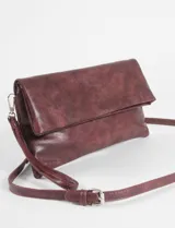 Sobre de mano plegable con acabado texturizado efecto cuero desgastado, color verde oliva. Incluye correa removible para llevar al hombro o cruzado.