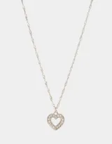 Cadena plateada con dije de corazón con strass.
